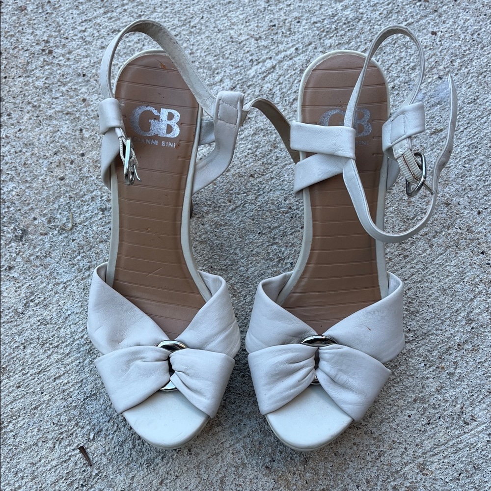 Gianni Bini White Bow Sandals